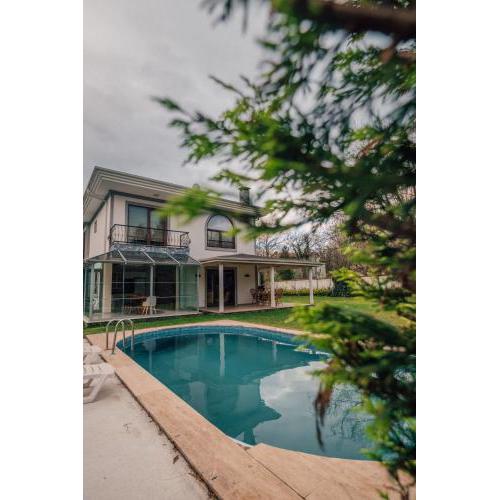 Sleek Villa in Sapanca with Pool and Winter Garden