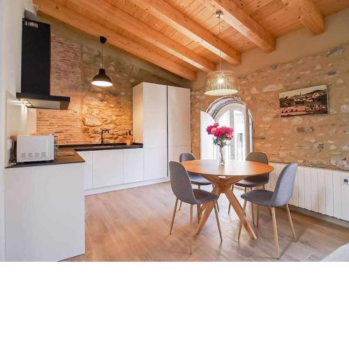 Sleep y Stay Besalu Iglesia Atico with terrace