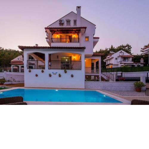 Sleeps 6, Large Villa with a Private Pool in Oludeniz - AWZ 209
