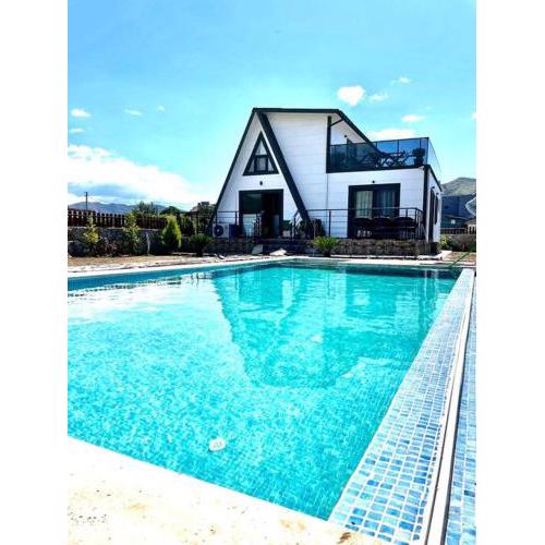 Sleeps 6 Villa with Pool and Bungalow Design AWZ 276