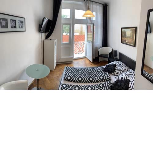 Small Old School Studio with balcony