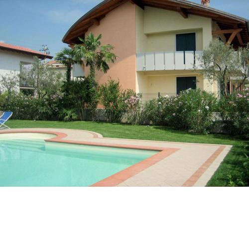 Small residence with swimming pool and 8 lovely apartments