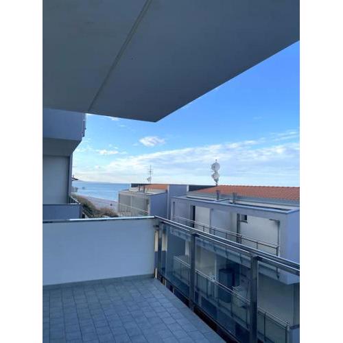 smeraldo sul mare con grande balcone