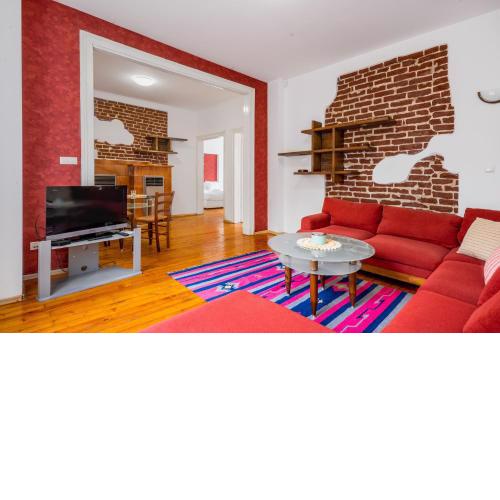 Sofia's Vintage Gem: Spacious 2BD Flat on Solunska