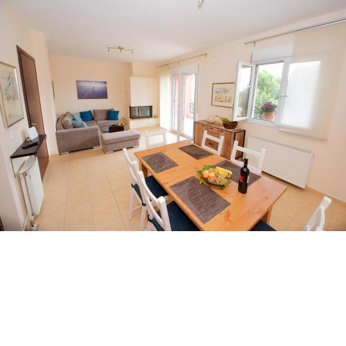 Solari Hill Maisonette two private parking