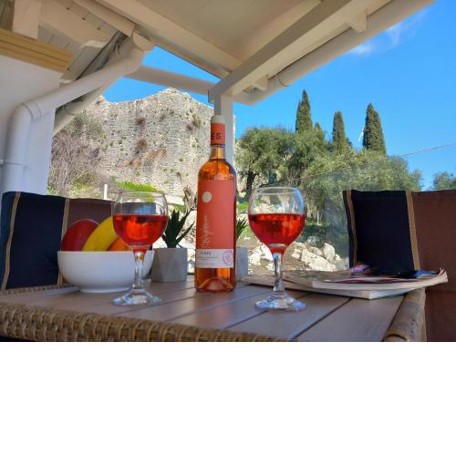 Solaris Methea- Luxury Central Villa by the Castle