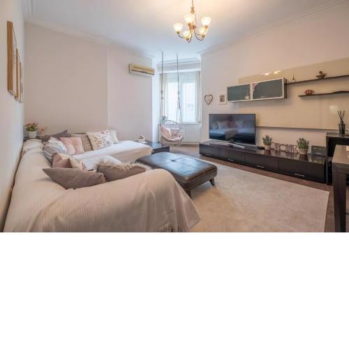 Sophisticated 2 BDRM,Top Center