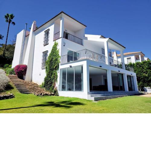 Sotogrande - 5 Bedroomed Villa with Private Pool
