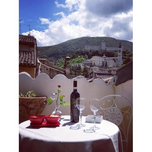 Sotto i tetti del borgo