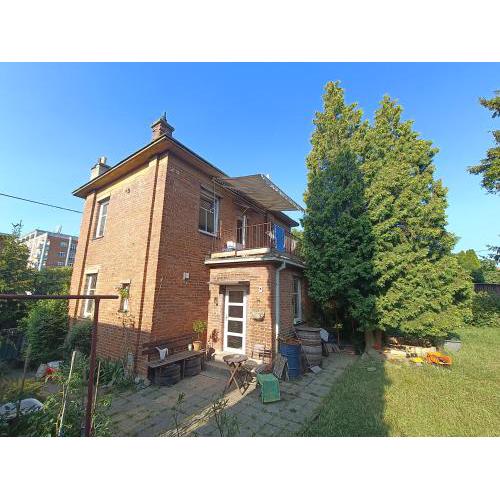Soukromé horní patro, 3 ložnice, koupelna, vařič, balkon - Přízemí sdílené s hostitelem, kočkami a malým psem - celý dům po domluvě, pište!