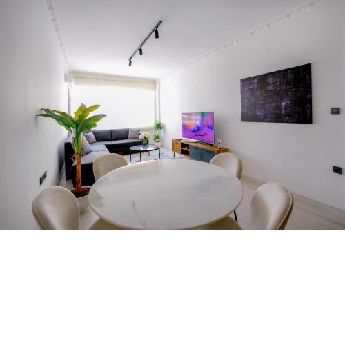 Spacious 2br Flat W Ac 5 Min To Sisli Subway St
