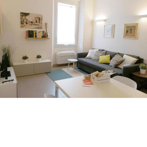 Spacious 2BR sleeps 6 just 5 mins with tram to city center and station