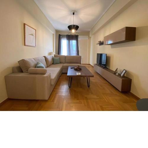 Spacious 3 BR Apartment in Family Neighbourhood