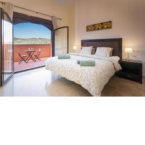 Spacious 4 bedroom family apartment in Buenas Noches - region Estepona