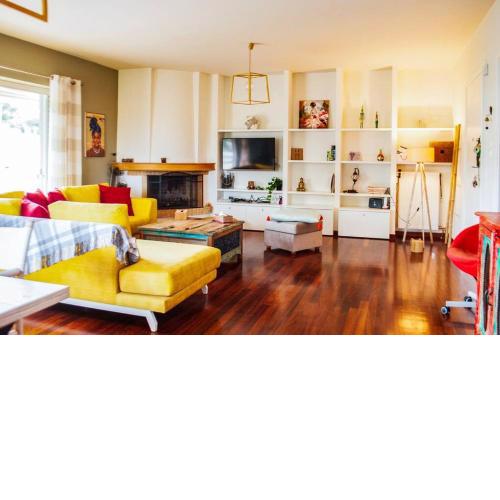 Spacious and Modern Apt in the Suburbs of Athens