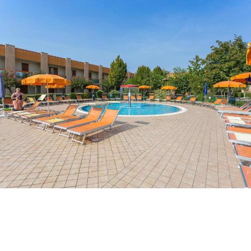 Spacious apartment in Caorle with shared pool
