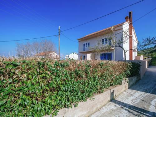 Spacious Apartment with Terrace in Banj