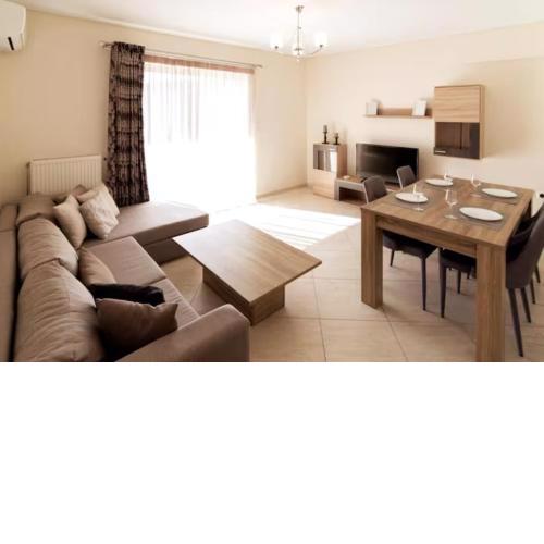 Spacious apt with parking near Koukaki