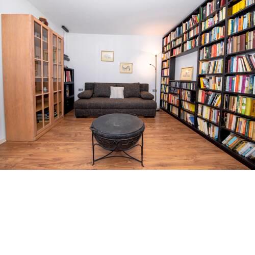 Spacious artistic house with free parking