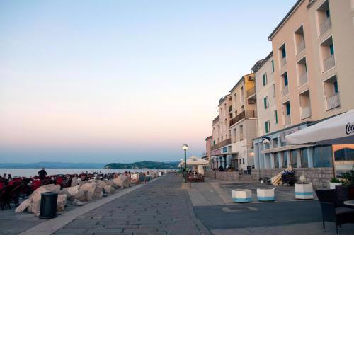 Spacious balcony apartment next to Piran beach and lighthouse