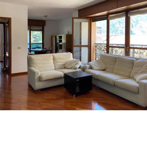 Spacious bright apartment near city center and Como lake with air conditioning