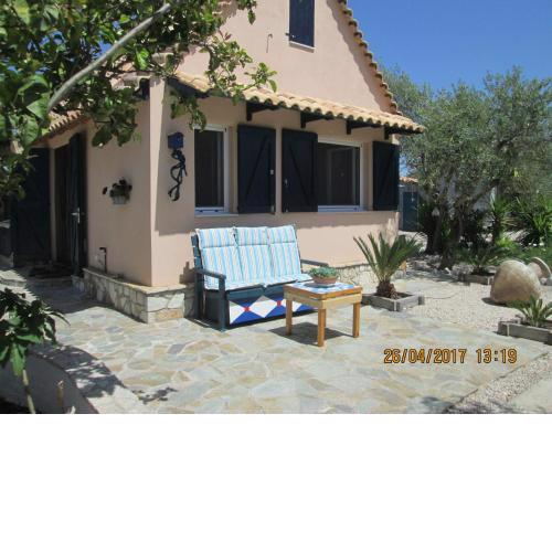 Spacious chalet on a plot of 4000m2 with fruit trees near the beach in Messinia