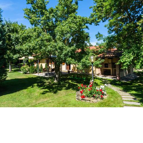 Spacious Farmhouse in Castiglion Fiorentino with Garden