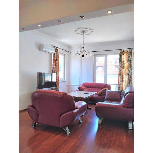 Spacious Flat at Top Center