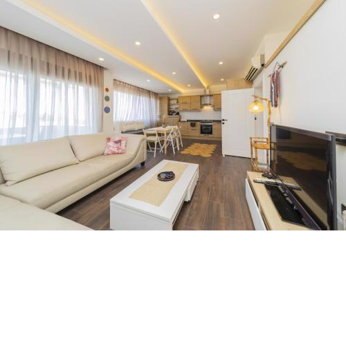Spacious Flat w Balcony 3 min to Beach in Antalya