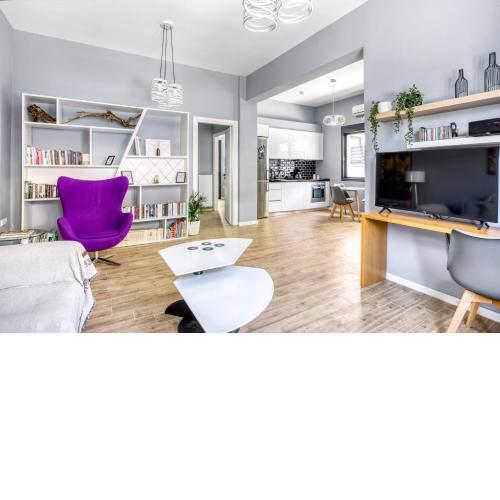 Spacious flat with courtyard and private parking!