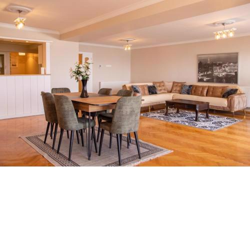 Spacious Flat with Sea View in İzmir Karsiyaka