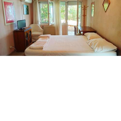 Spacious guesthouse with garden and seaview