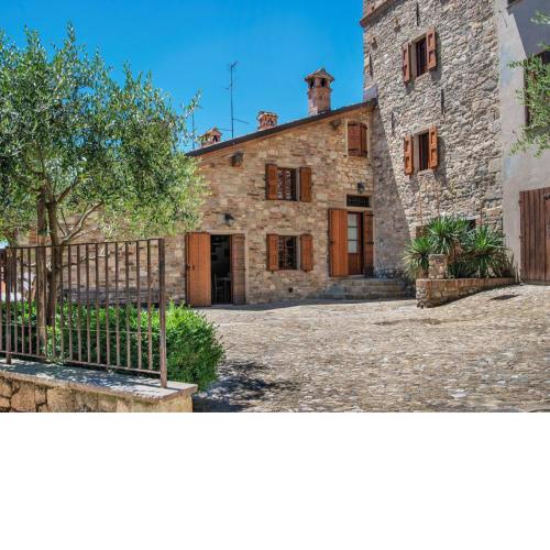 Spacious Holiday Home in Ca De Grimaldi near Town Center