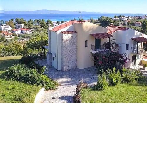 Spacious Holiday House with Shared Pool