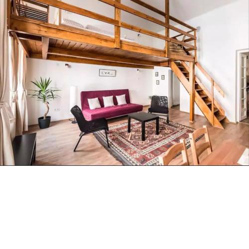 Spacious Lofted Place next to the Pub District