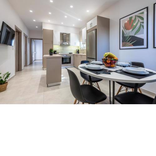 Spacious & Luxe 3BR Downtown 1min to Beach