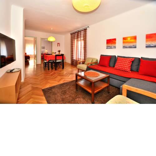Spacious Piran central apartment for 5 pax BG