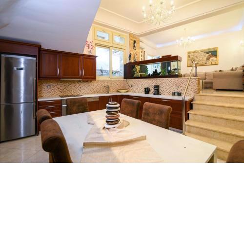 Spacious Santorini Villa 2 Bedrooms Villa Filos Private Jacuzzi and Close to Amenities Fira