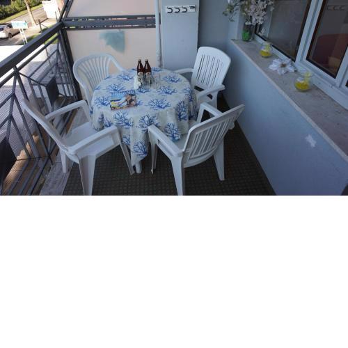 Spacious three-room apartment with terrace and swimming pool by Beahost Rentals