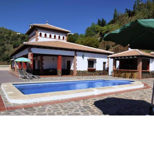 Spacious Villa in Sayalonga with Jacuzzi