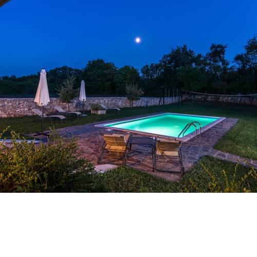 Spacious Villa in Tinjan with Pool