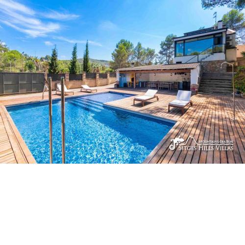 Spacious Villa Santa Fe - private pool, big garden and A/C close to Sitges