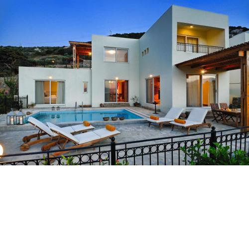 Spacious villa with private pool and sea view, just 150 meters from the sea