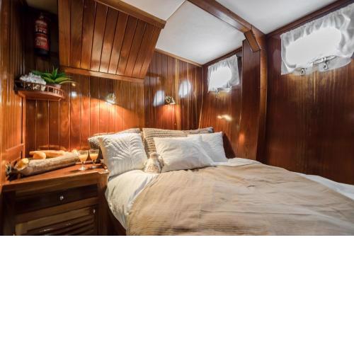 SPACIOUS YACHT HOTEL BARCELONA CITY CENTER 5 CABINs