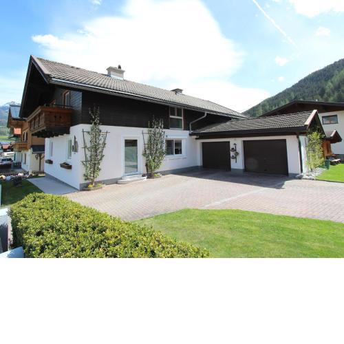 Splendid Apartment in Hollersbach im Pinzgau near Lake