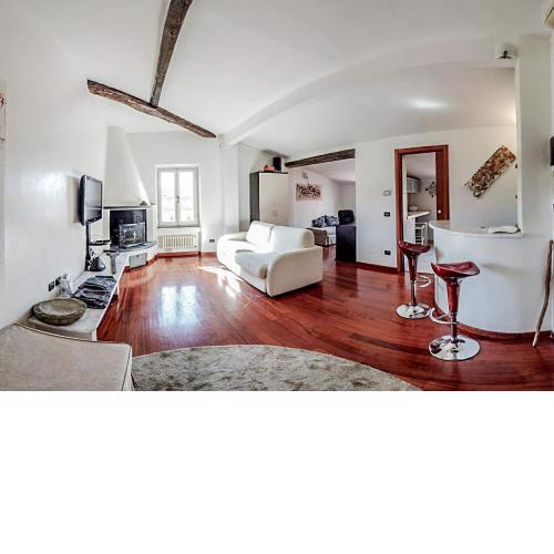 Splendida mansarda open space, finiture di lusso.