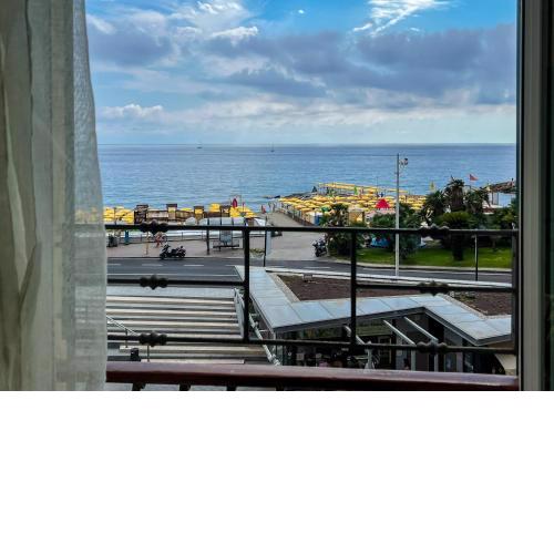 Splendido appartamento con vista mare su piazza Dante