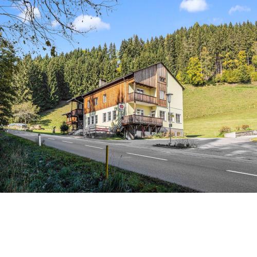 Sprawling Holiday Home in Kliening near Ski Area, F1 Circuit