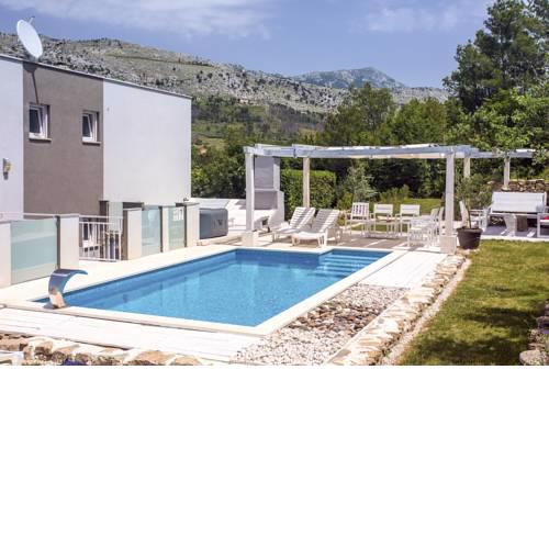 Srinjine Villa Sleeps 9 Pool Air Con WiFi
