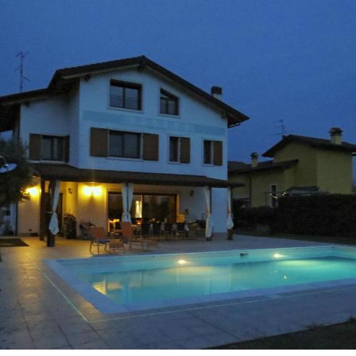 Stanza privata vicino al Lago di Garda in villa con piscina